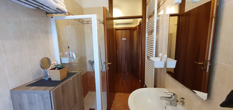 Bagno con doccia e mobile