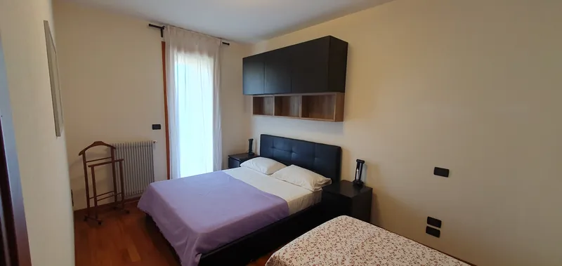 Camera da letto con portafinestra