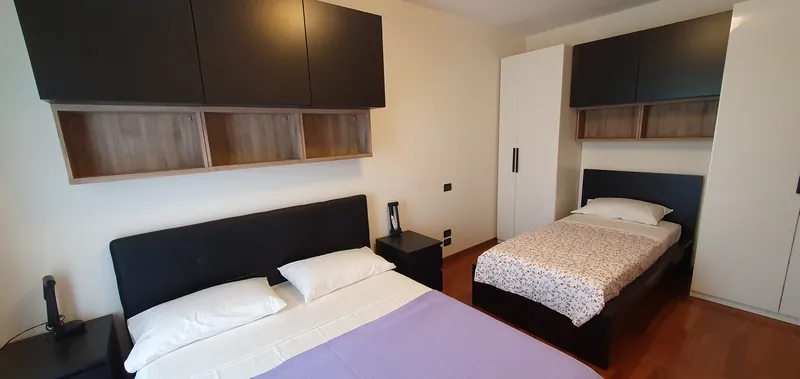 Camera con letto matrimoniale e letto singolo