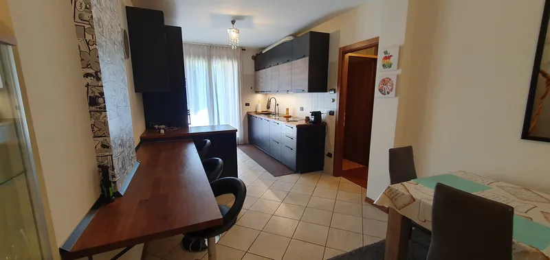 Cucina vista dalla penisola, con finestra luminosa